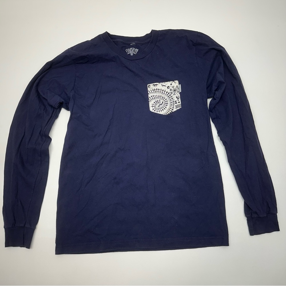 Serengetee Crewneck Wear The World Long Sleeve Shirt Womens Size Medium